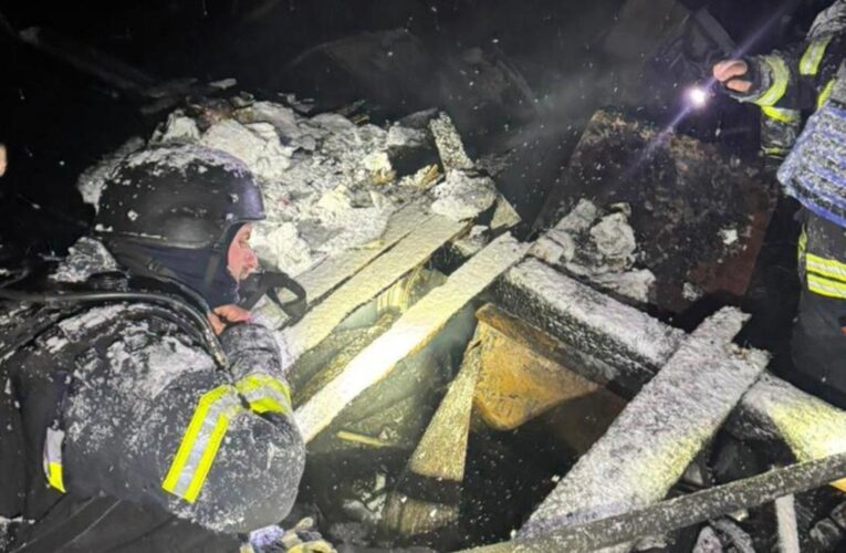 Удари РФ по Київщині: рятувальники дістали з-під завалів родину з дитиною