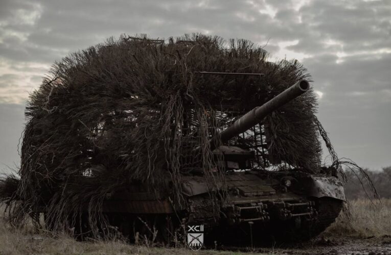 Українські воїни “затрофеїли” російський танк Т-80