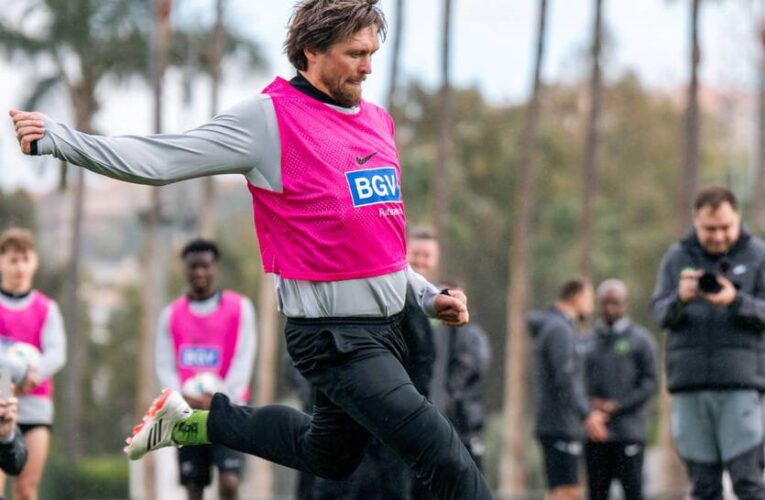 Усик з’явився на полі в матчі Полісся – Ванкувер