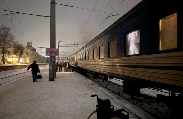 УЗ пересаджує людей на автобуси через активність російських дронів