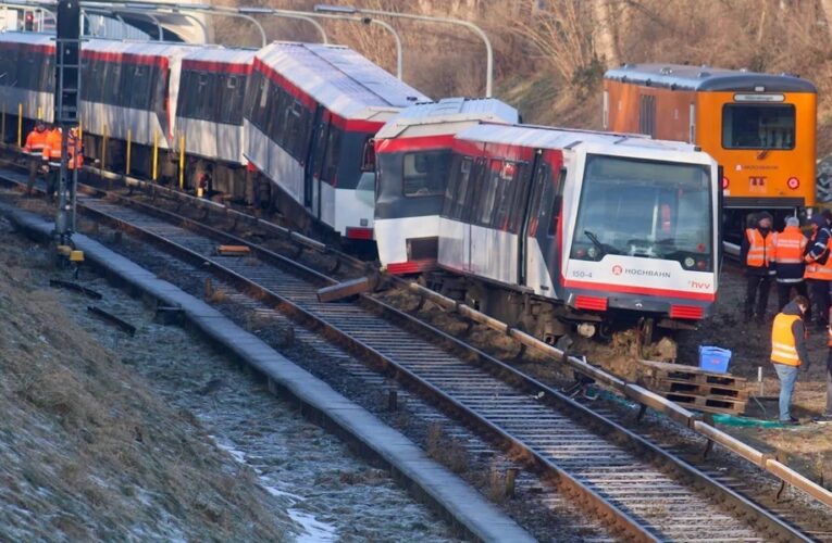В Німеччині з рейок зійшов поїзд: пошкоджено зустрічний потяг з пасажирами