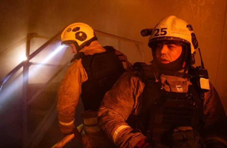 Вибухи у Харкові: горить квартира, суне ще група БпЛА