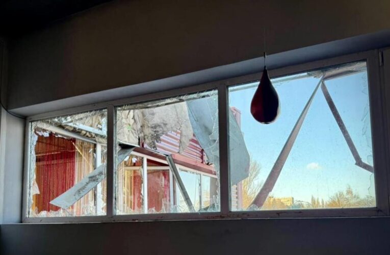 Війська Росії вдарили по торгівельному центру в Сумах