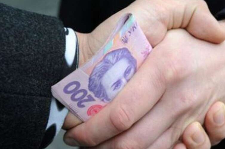 Зарплати для родичів на Прикарпатті судитимуть депутата за розкрадання 2,6 мільйона гривень у трьох освітніх закладах