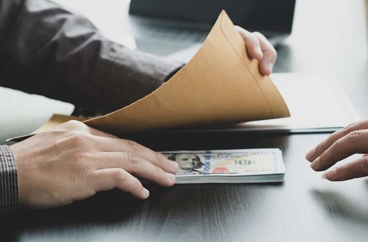 Заступника антикорупційного відділу Міноборони Краснянського викрили на хабарі 16,5 тисяч доларів за допомогу ухилянтам