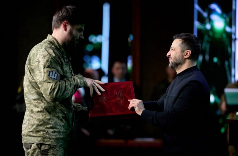 Зеленський присвоїв військовим звання Героя України та вручив ордени
