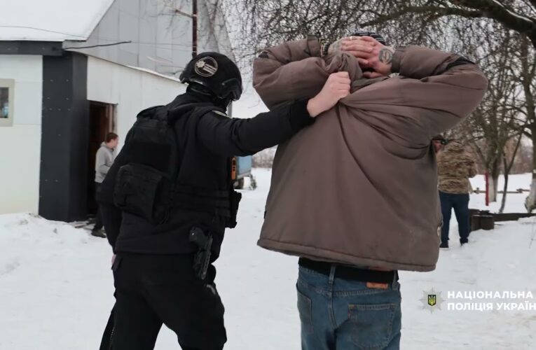 На Київщині викрито організовану групу, яка експлуатувала людей під виглядом реабілітаційного центру