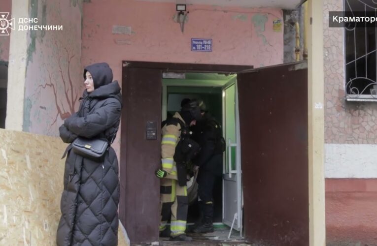 Краматорськ: рятувальники надають допомогу людям після авіаудару