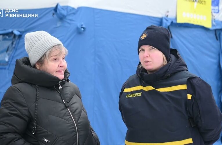 У Рівному після російського обстрілу розгорнули мобільний Пункт незламності ДСНС