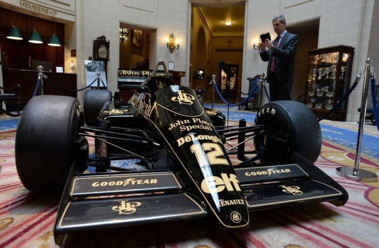 Болід 40-річної давнини, об’їжджений Сенною, піде з молотка