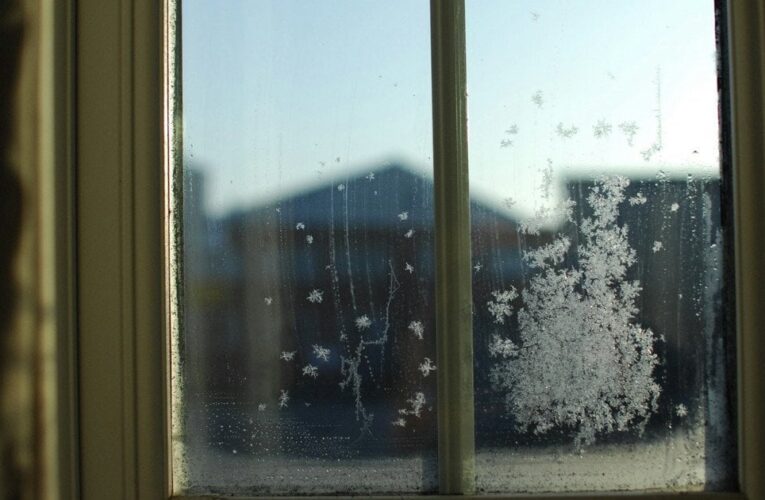 Чи потрібно мити вікна взимку – корисні поради