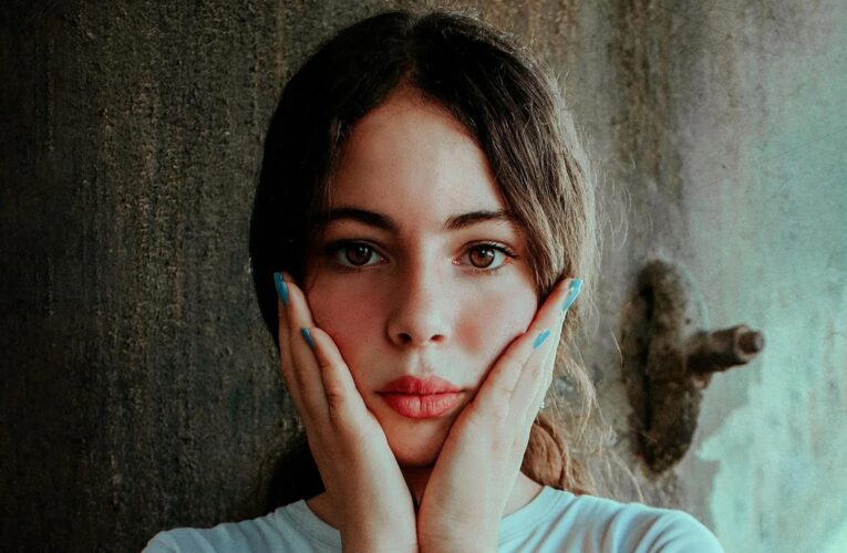 Чи вірити народним прикметам: чому горять щоки у різні дні