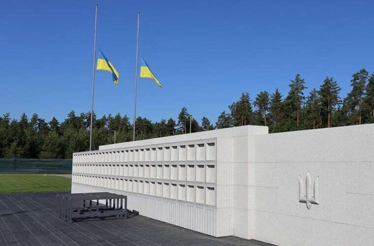 Фіктивне працевлаштування з бронею для Петрова Мінветеранів розслідує дії директора меморіального кладовища ЗСУ