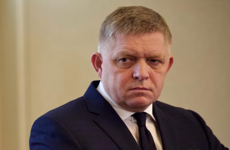 Фіцо заявив, що не зміг поговорити з Зеленським перед виконанням погрози