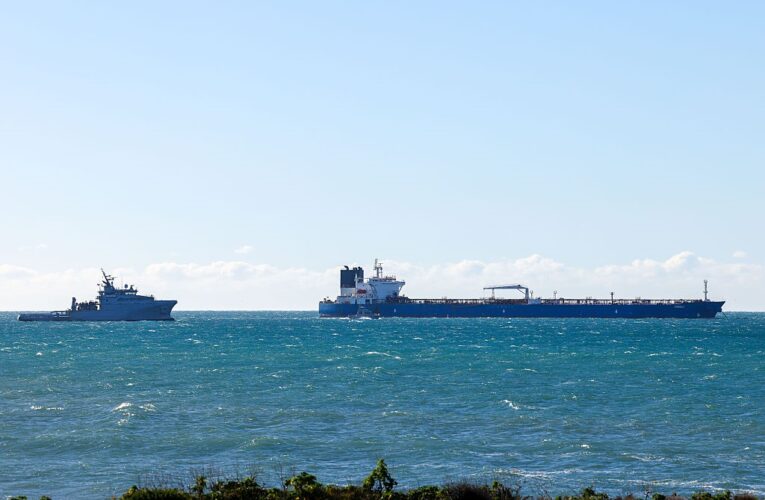 Франція змусила російський танкер залишити її води
