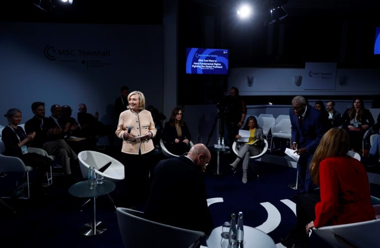 Гілларі Клінтон назвала “ганебною” поведінку Трампа щодо України