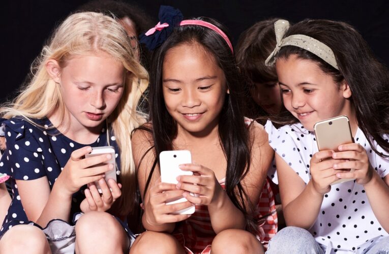 Греція та Іспанія обмежать соцмережі для неповнолітніх