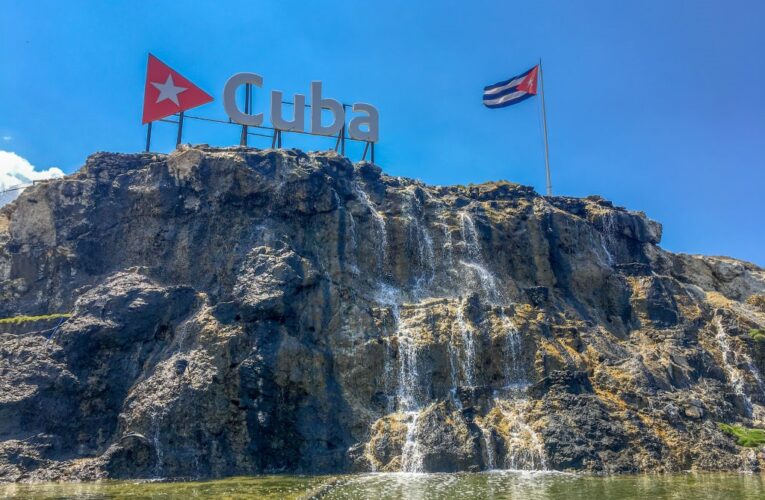 Катер під прапором США увірвався у води Куби: є загиблі