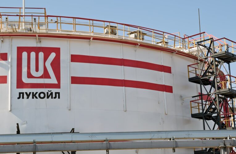Лукойл втратив контроль над НПЗ в Європі