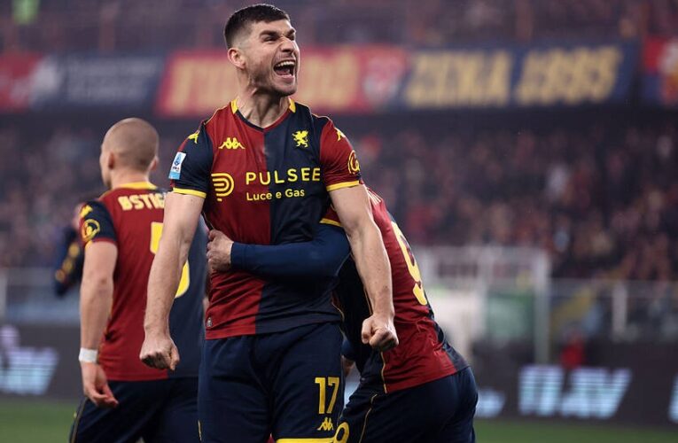 Маліновський пробив пенальті в ноги голкіперу, який пішов падати набік