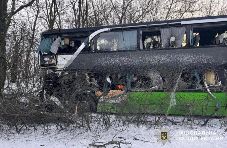 На Кіровоградщині фура влетіла в автобус, є жертви