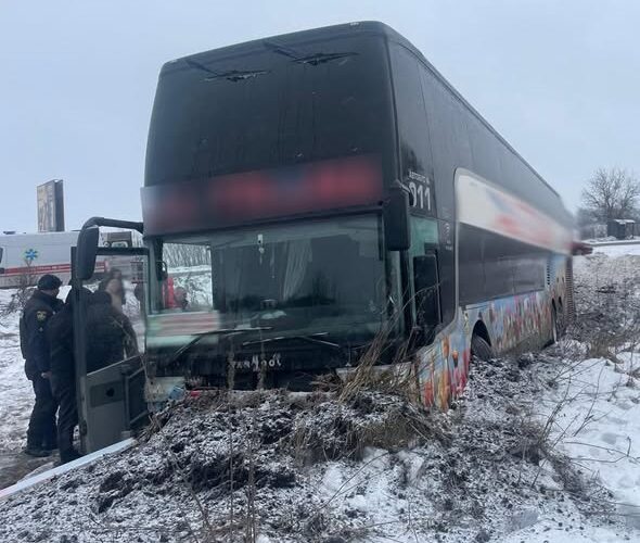 На Львівщині автобус злетів з траси, є постраждалі