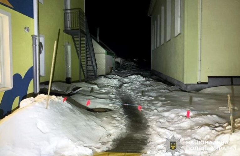 На Житомирщині на 4-річного хлопчика впала снігова брила з даху дитсадка