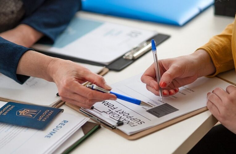 Не лише переселенці: хто може отримати фінансову допомогу в Україні