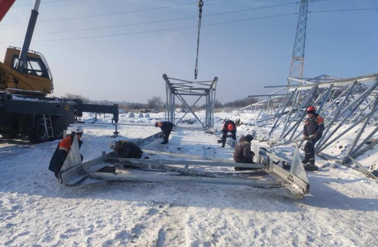 Обстріли і негода: відключення у семи областях