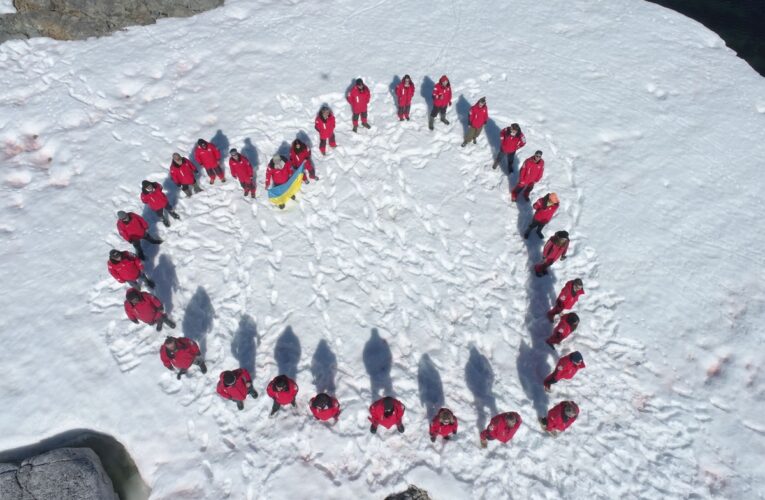 Полярники створили живу валентинку в Антарктиді