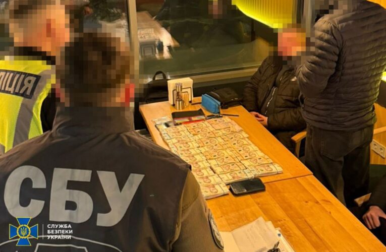 Посадовця КМДА викрили на “відкатах” за постачання обладнання до шкіл