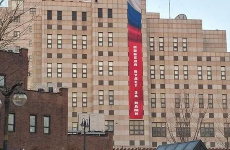 Посольство РФ у Сеулі змусили зняти цинічний банер