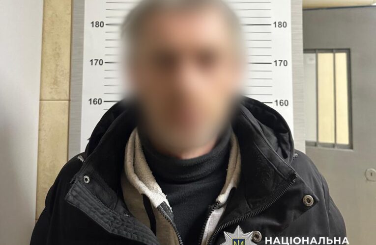 Працівники автомийки у Києві “обчистили” клієнтку під час тривоги