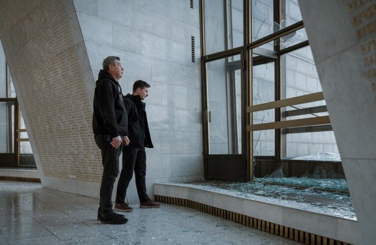 РФ пошкодила зал слави у підніжжі монумента Батьківщина-мати в Києві