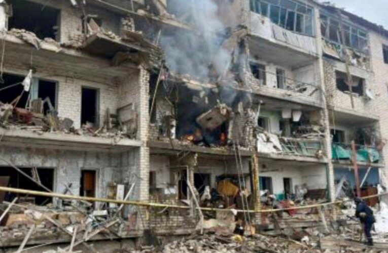 РФ вдарила авіабомбами по багатоповерхівці під Запоріжжям: є поранені