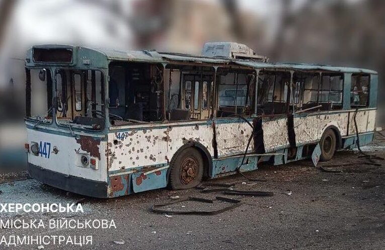РФ вдарила по Херсону: пошкоджені 12 тролейбусів