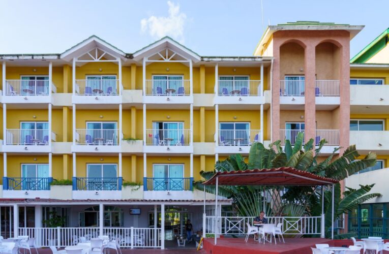 Російських туристів почали виселяти з готелів на Кубі