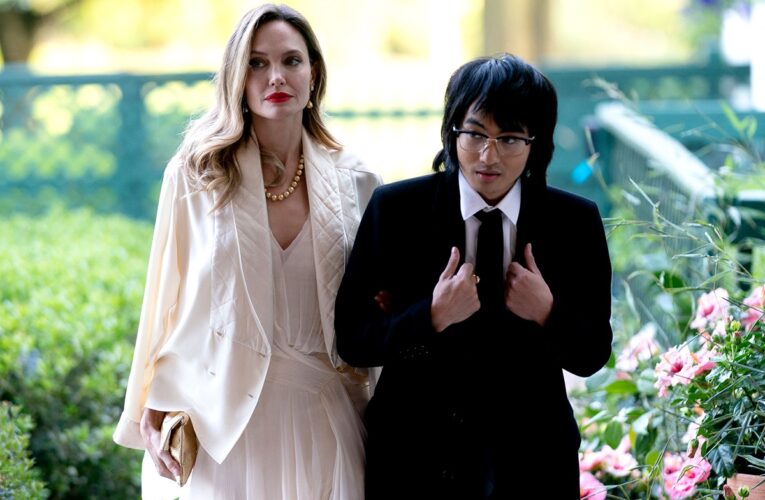 Син Джолі й Пітта відмовився від прізвища зіркового батька