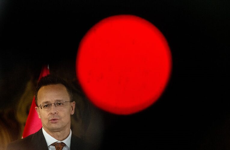 Сіярто звинуватив Київ у навмисному блокуванні Дружби