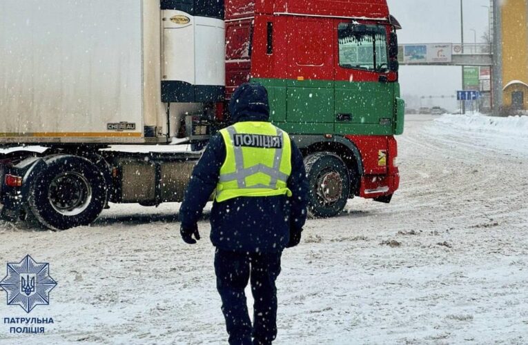 Слизькі дороги та сніг: від початку доби сталися 785 ДТП