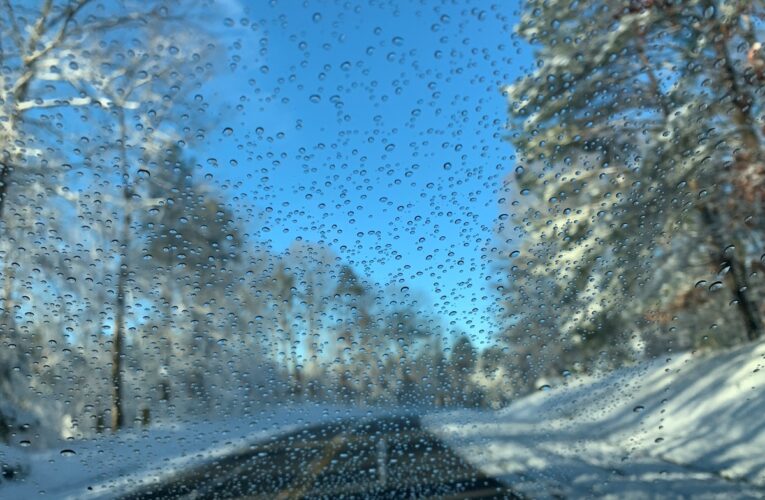 Сніг, дощ і ожеледиця: синоптики про погоду в Україні