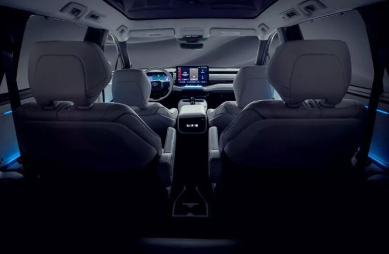 Toyota тизерить новий трирядний кросовер