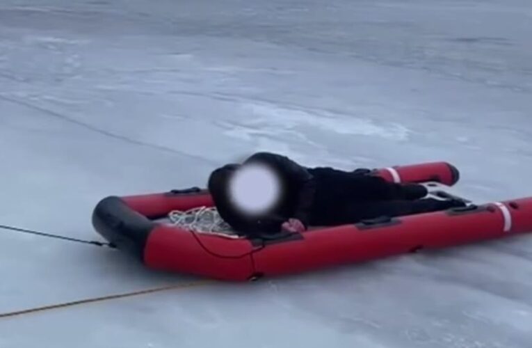 У Києві двоє підлітків провалилися під лід