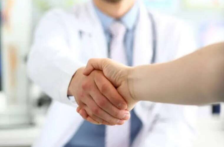 У Києві лікарі НАМН продавали смертельні діагнози за 5000 доларів для ухилення від мобілізації