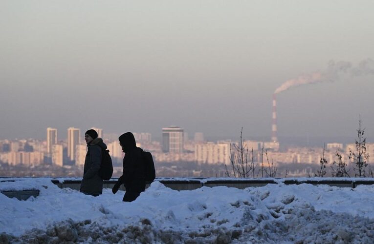 У Києві почали повертати тепло в будинки після попередніх атак РФ