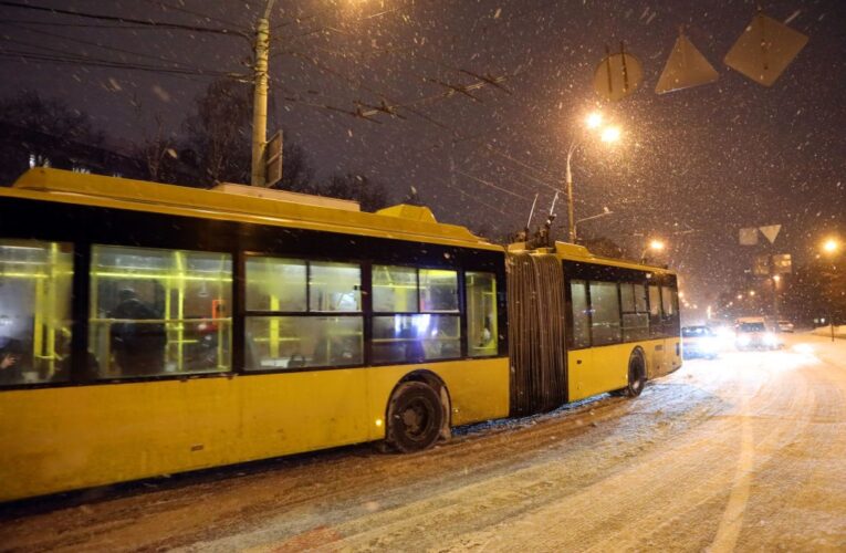 У Києві поступово відновлюють рух трамваїв і тролейбусів
