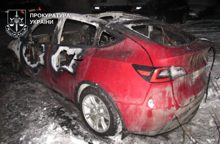 У Києві спалили автомобілі Tesla на замовлення РФ
