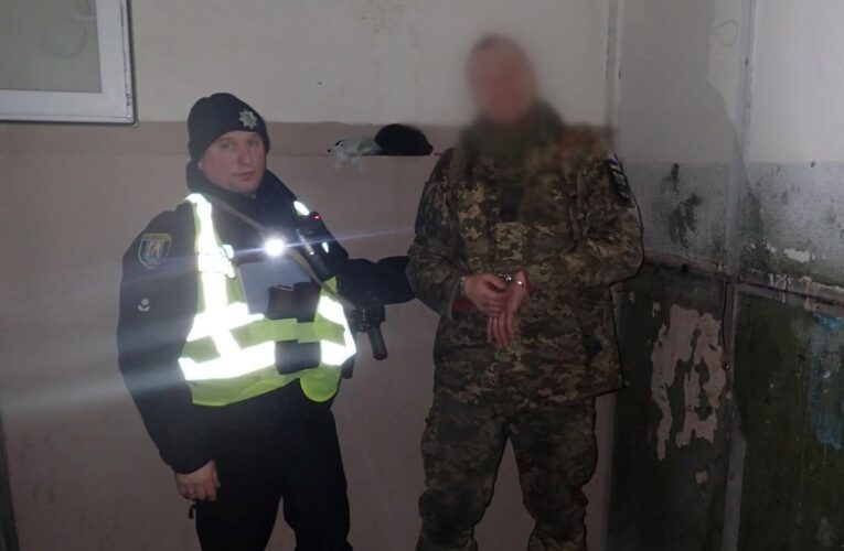 У Києві затримали військовослужбовця, який напав з ножем на двох людей