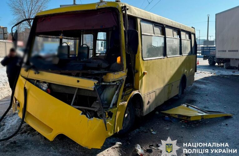 У Києві зіткнулися маршрутка та фура