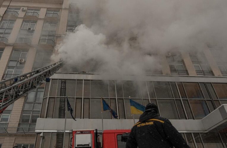У центрі Києва спалахнула пожежа в готелі